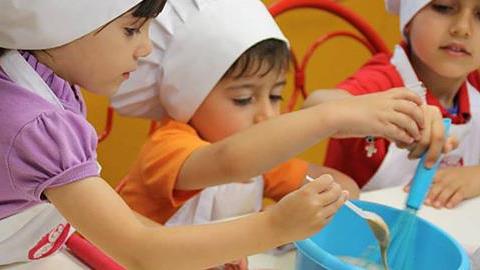 Κερδίστε 5 διπλές προσκλήσεις για το πασχαλινό πρόγραμμα του Kids Cooking Club!