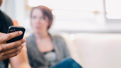 Ο άντρας μου είναι κολλημένος με το Facebook και με νευριάζει. Πώς θ’ αλλάξει αυτή τη συνήθεια;