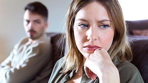 Η γυναίκα μου μου λέει ότι η μητέρα μου δεν της φέρεται σωστά και καταλήγουμε να μαλώνουμε. Πώς να βρω τις ισορροπίες;