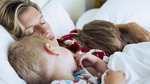Πώς θα μάθουμε στα παιδιά μας να κοιμούνται μόνα τους;
