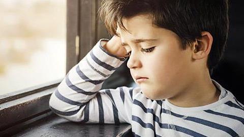 Ο γιος μου κάνει συνέχεια δυσάρεστες σκέψεις χωρίς λόγο. Πώς μπορώ να τον βοηθήσω;