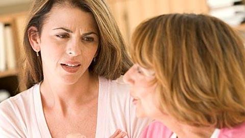 Η πεθερά μου εκθειάζει συνεχώς την πρώην του άντρα μου επίτηδες. Πώς πρέπει να της απαντάω;