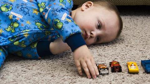 Αυτά είναι τα προειδοποιητικά σημάδια αυτισμού σε μωρά έως 18 μηνών 