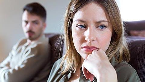 Ο άντρας μου δεν θέλει να περνάμε χρόνο οι δυο μας γιατί πιστεύει ότι εγκαταλείπουμε τα παιδιά. Πώς θα έρθουμε πάλι πιο κοντά;