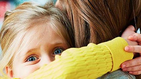 Η 6 ετών κόρη μου βασανίζεται κάθε φορά που φεύγω για τη δουλειά. Θέλω να την ανακουφίσω από όλο αυτό...