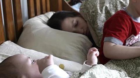 «Δεν θα κουραστώ ποτέ όσο κουράζεται η γυναίκα μου»: Η ειλικρινής εξομολόγηση ενός μπαμπά