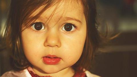 Πώς θα βοηθήσω την 2,5 ετών κόρη μου να μιλήσει;