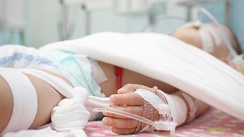 «Οι πρώτες 24 ώρες είναι κρίσιμες»: Μαμάδες που βίωσαν τον εφιάλτη της μηνιγγίτιδας προειδοποιούν