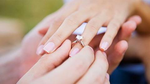 Είμαι 20 ετών και θέλω να παντρευτώ τον σύντροφό μου αλλά οι γονείς μου διαφωνούν. Τι να κάνω;