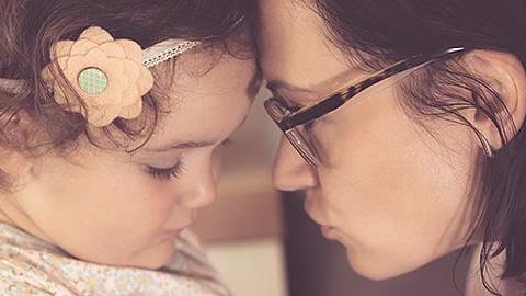 Η 6χρονη κόρη μου βάζει τα κλάματα ακόμα κι αν της κάνω μια απλή παρατήρηση. Πώς να το χειριστώ;