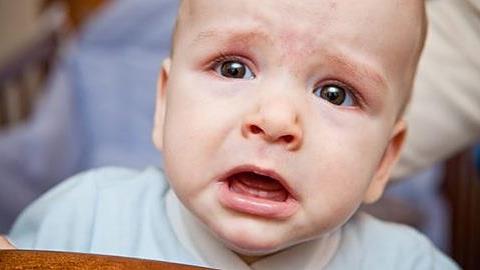 Το 6 μηνών μωρό μου είναι κολλημένο πάνω μου και κλαίει όταν δεν είμαι μαζί του. Τι μπορώ να κάνω; 