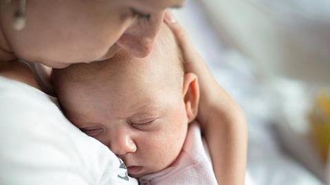 «Μην ντραπείς να κλάψεις»: Το γράμμα που θα δώσει κουράγιο σε όλες τις νέες μαμάδες