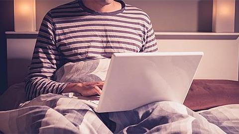 Ο άντρας μου είδε κάποιες ταινίες πορνό. Είναι φυσιολογικό; Να το κουβεντιάσω μαζί του;