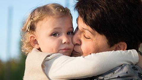 Η κόρη μου έχει προσκολληθεί στη γιαγιά της και μου λέει ότι εμένα δεν με θέλει. Τι να κάνω;