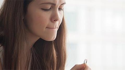 Στα 20 μου, είμαι πολύ μικρή για να παντρευτώ και να γίνω μαμά;