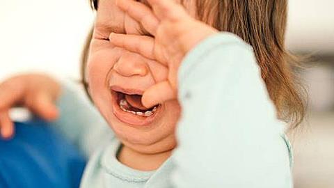 Γιατί η κόρη μου κλαίει σπαρακτικά μόλις την πλησιάζει κάποιος συγγενής μας;