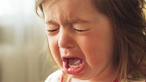 Η 2,5 ετών κόρη μου θέλει να γίνεται συνέχεια το δικό της με αποτέλεσμα να υπάρχουν εντάσεις μεταξύ μας. Πώς θα την κάνω να με ακούσει;