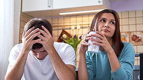 Θέλω να μετακομίσουμε στο σπίτι της μητέρας μου λόγω οικονομικών προβλημάτων αλλά ο άντρας μου διαφωνεί. Υπάρχει άλλη λύση;