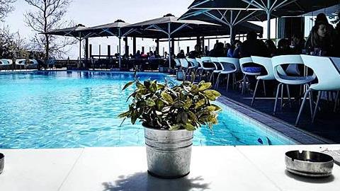 Καφεδάκι και βουτιές στην πισίνα: 5 διευθύνσεις για να πάτε με τα παιδιά