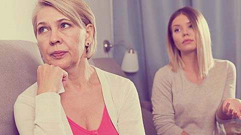 Μένουμε στην ίδια πολυκατοικία με την πεθερά μου κι αυτό έχει αρχίσει να με κουράζει. Τι να κάνω;