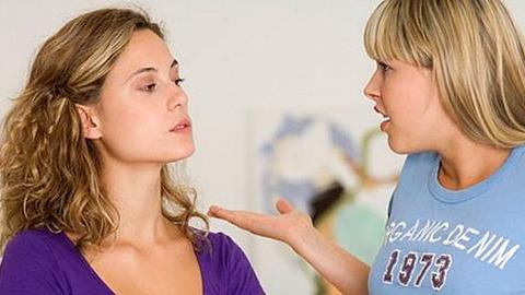 Η κουνιάδα μου βάζει λόγια στον άντρα μου για μένα κι εγώ εξοργίζομαι και μαλώνουμε. Πώς θα αντιμετωπίσω αυτή την κατάσταση;