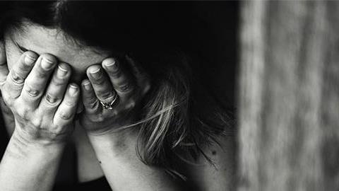 Τα 5 στάδια του πένθους: Από την άρνηση στην αποδοχή