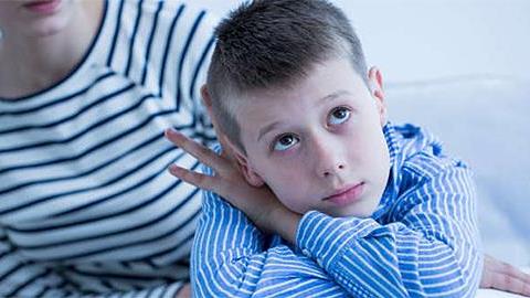 Το παιδί του συντρόφου μου δεν με συμπαθεί. Τι να κάνω για να βελτιώσω τη σχέση μας;