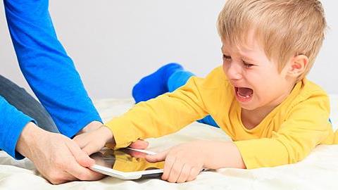 Η ώρα της οθόνης: Πώς να βάλετε όρια χωρίς φωνές και κλάματα