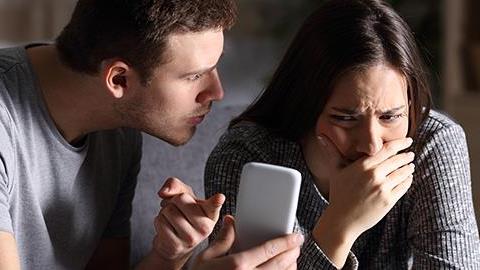 Ο άντρας μου με ζηλεύει πολύ και δεν μ’ αφήνει στιγμή μόνη μου. Πώς να το αντιμετωπίσω;