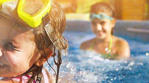 3 λύσεις που θα ξεκουράσουν τον παππού και τη γιαγιά φέτος το καλοκαίρι