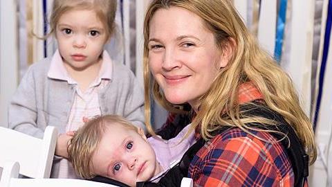 Το απίστευτο κόλπο που χρησιμοποιεί η Drew Barrymore όταν οι κόρες της κλαίνε και φωνάζουν!