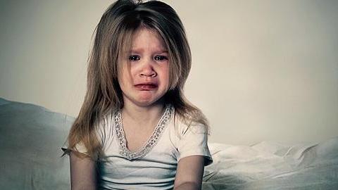 7 τρόποι να βοηθήσετε το παιδί να μη φοβάται το σκοτάδι