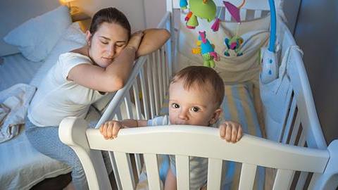 Πόσες ώρες κοιμούνται οι νέοι γονείς