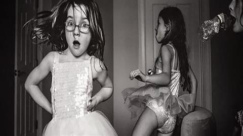 Τι σημαίνει να μεγαλώνεις κορίτσια μέσα από 15 ρεαλιστικές φωτογραφίες