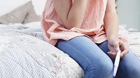 Έχω συμπτώματα εγκυμοσύνης αλλά συνεχίζω να έχω και περίοδο. Μπορεί να είμαι έγκυος;