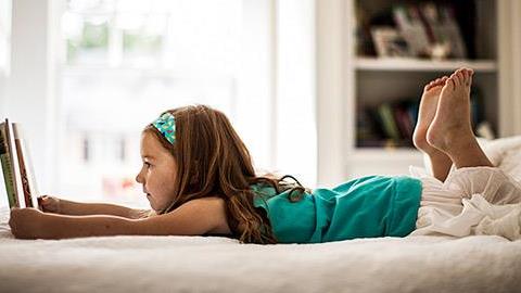 Τα σχολεία κλείνουν, τα μυαλά ανοίγουν: 8 ξεχωριστά παιδικά βιβλία για το καλοκαίρι