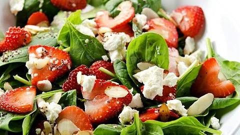 4 χορταστικές και δροσερές σαλάτες για το καλοκαίρι
