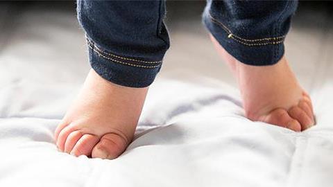 Η κόρη μου είναι 2,5 χρονών και δεν περπατάει. Τι μπορώ να κάνω;