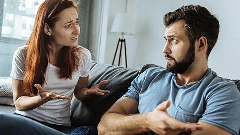 Ο άντρας μου θέλει να περνάμε πολύ χρόνο με την οικογένειά του αλλά εγώ όχι. Τι να κάνω;