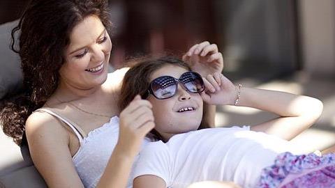 4 ιδέες για να περάσετε την τέλεια οικογενειακή βραδιά στο μπαλκόνι