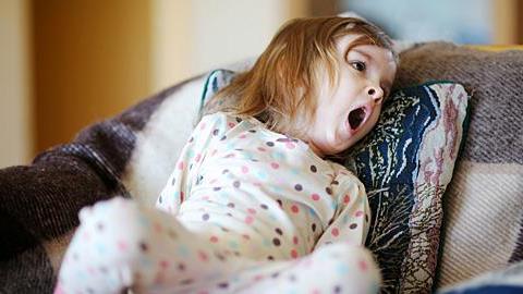 Η κόρη μου δεν κοιμάται αν δεν είμαι δίπλα της και δεν καταλαβαίνει ότι η νεογέννητη αδερφή της έχει πολλές ανάγκες. Τι να κάνω;