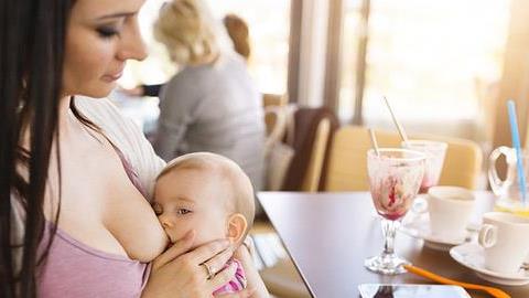 «Στη μαμά που θηλάζει δημόσια»