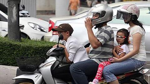 «Μπορείς να σταματήσεις να βάζεις το παιδί στο μηχανάκι χωρίς κράνος;»