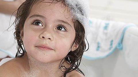 «Έτσι καταφέρνω να κάνω μπάνιο τα παιδιά χωρίς γκρίνια και κλάματα»