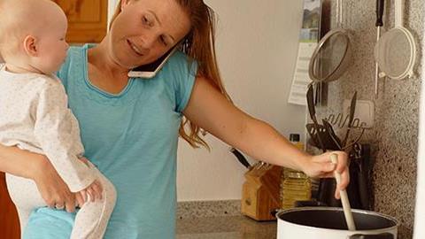 Πώς να κάνετε τις δουλειές του σπιτιού χωρίς να σας αποσυντονίζουν τα παιδιά