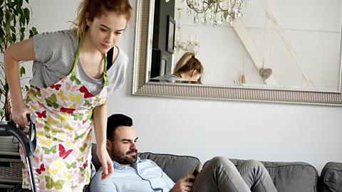 Ο σύζυγός μου δεν με βοηθάει σε τίποτα, έχω κουραστεί αλλά δεν μπορώ να χωρίσω. Ποια είναι η καλύτερη λύση;