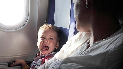 Πώς να είναι ήσυχο το παιδί όταν ταξιδεύετε με αεροπλάνο