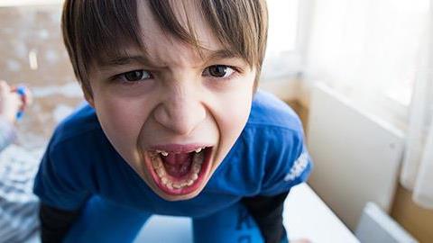 Ο γιος μου γίνεται επιθετικός όταν δεν του κάνουμε το χατίρι, με τους συμμαθητές του όμως δεν είναι έτσι. Πρέπει να πάμε σε ειδικό;