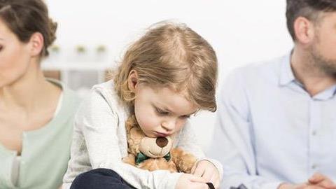 Κάνω τα πάντα να μην έχει ενοχές το παιδί μου για το διαζύγιο, όμως ο πατέρας του δεν με βοηθάει. Πώς να το διαχειριστώ;