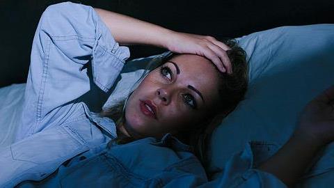 Γιατί ξυπνάτε κουρασμένοι: 7 λάθη που κάνετε πριν κοιμηθείτε